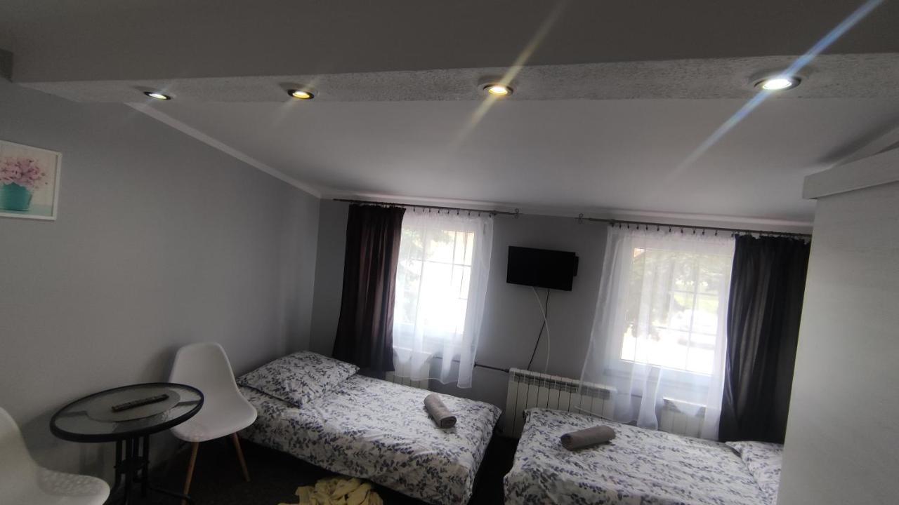 Zajazd Pod Lwem Trzebnica Exterior foto